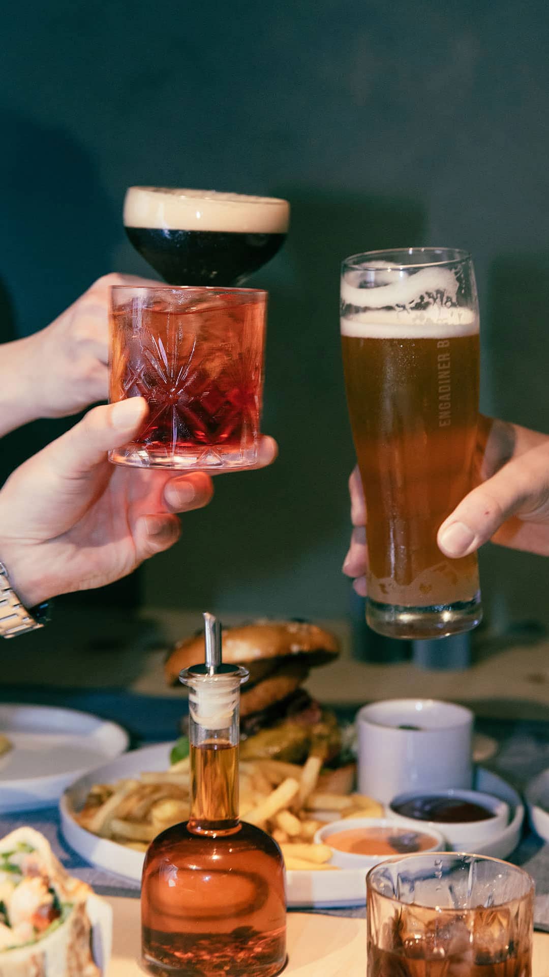 Unsere Bars in den Hotels Laudinella und Reine Victoria servieren Ihnen feine Weine, kreative Drinks und gute Stimmung.