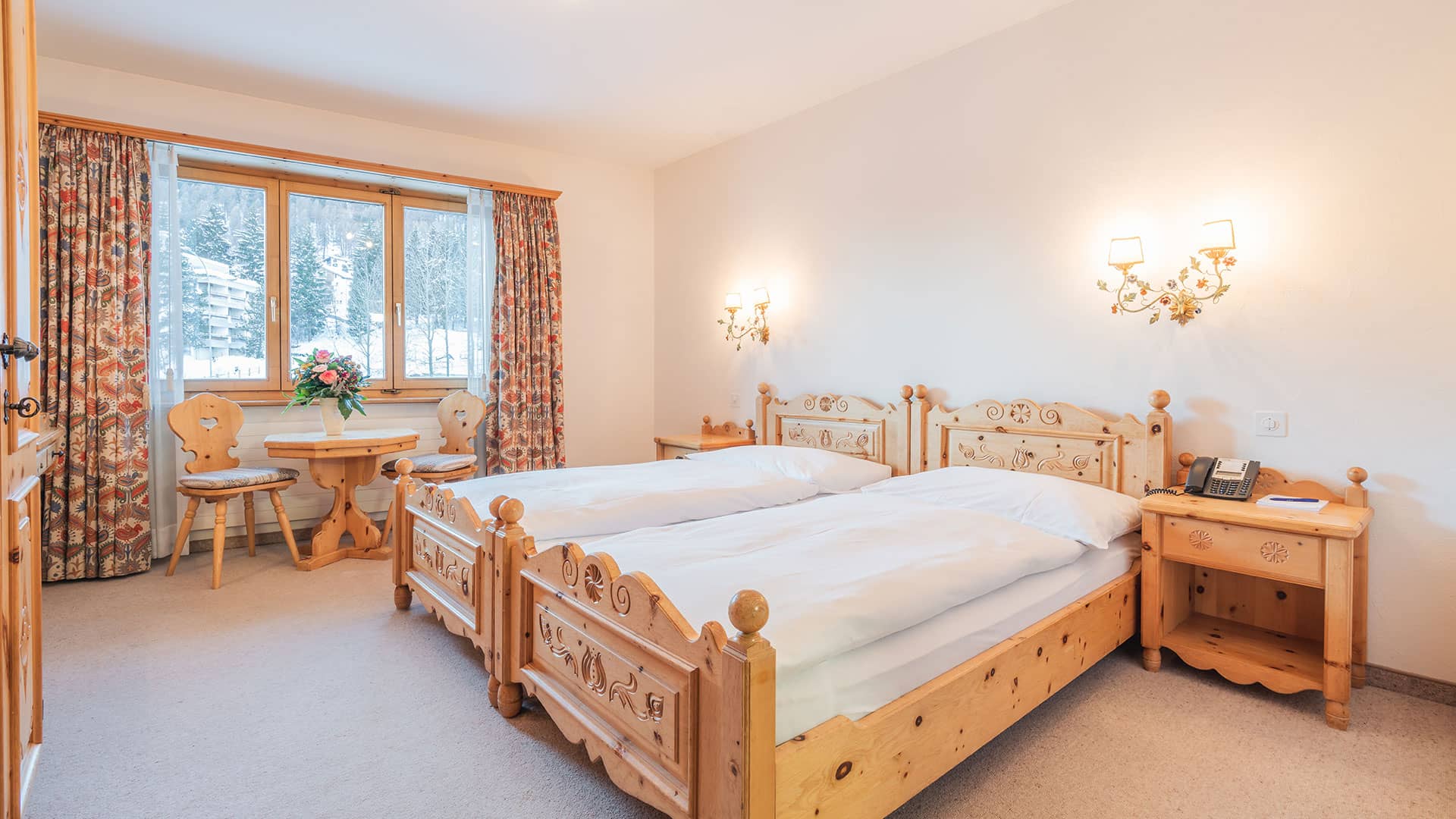 Grosszügiges Superior Zimmer - durchdacht und detailverliebt eingerichtet im authentischen Engadiner Stil.