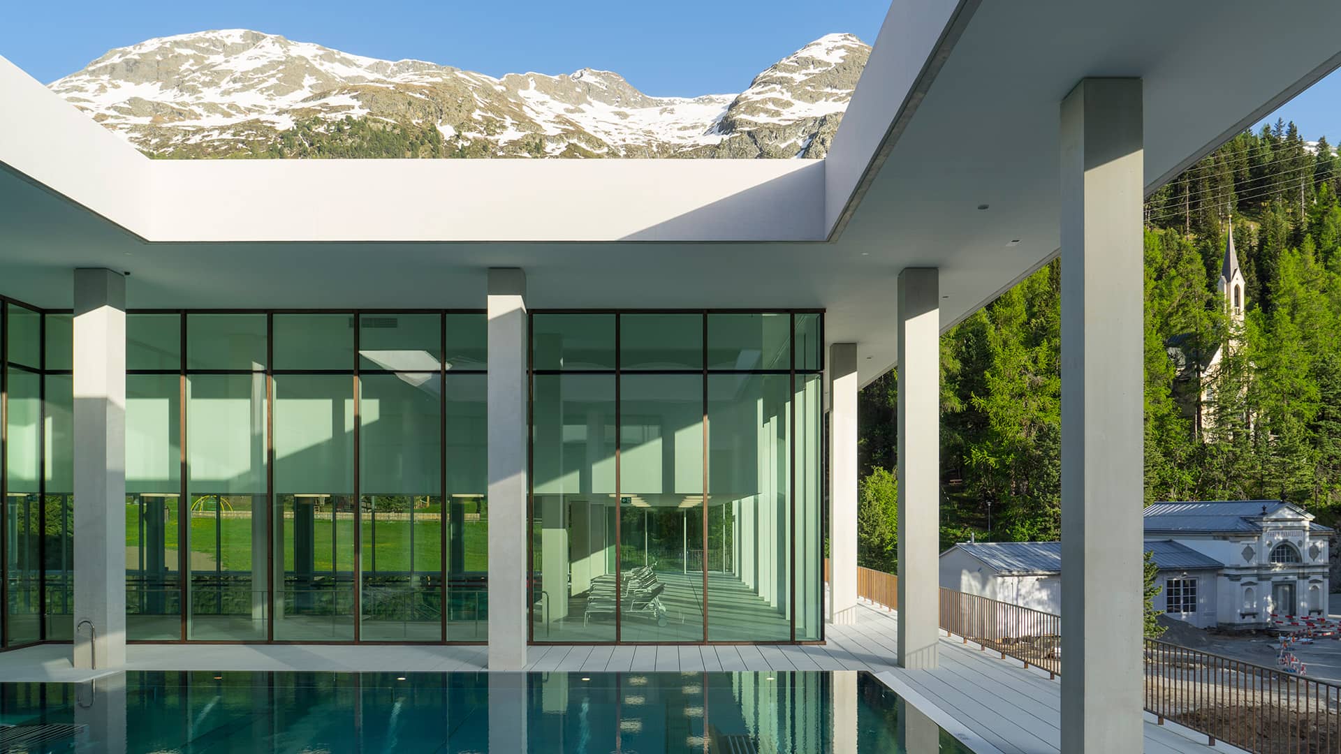 Das Hallenbad & Spa Ovaverva ist nur 200m entfernt und für unsere Hotelgäste kostenlos nutzbar.